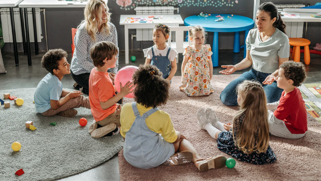 ADHD, spektrum autyzmu, dysleksja, zaburzenia lękowe – dziś to codzienność niemal każdej klasy. Nauczyciele próbują ogarnąć sprzeczne potrzeby, a system udaje, że wszystko jest pod kontrolą.